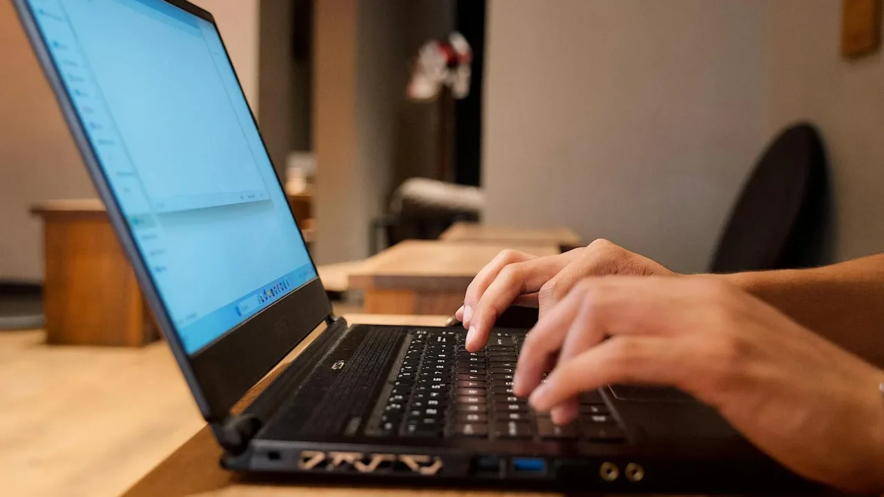 Laptop Freelancer Office