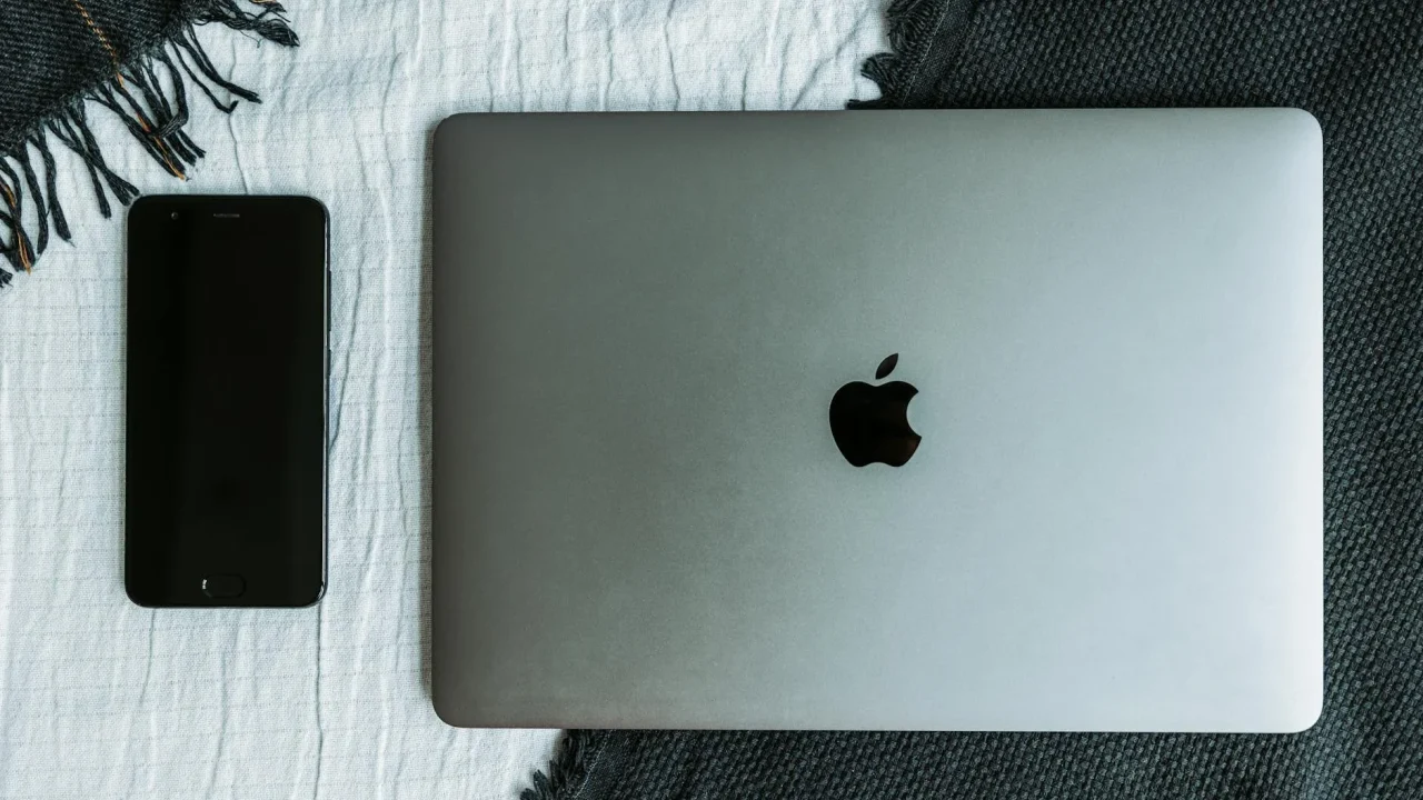 Laptop Smartphone