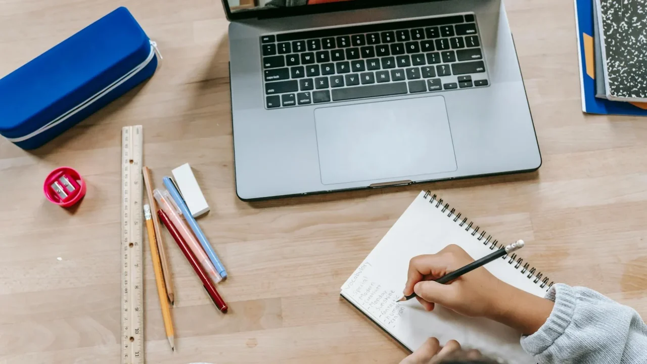 Laptop Learning Online Class