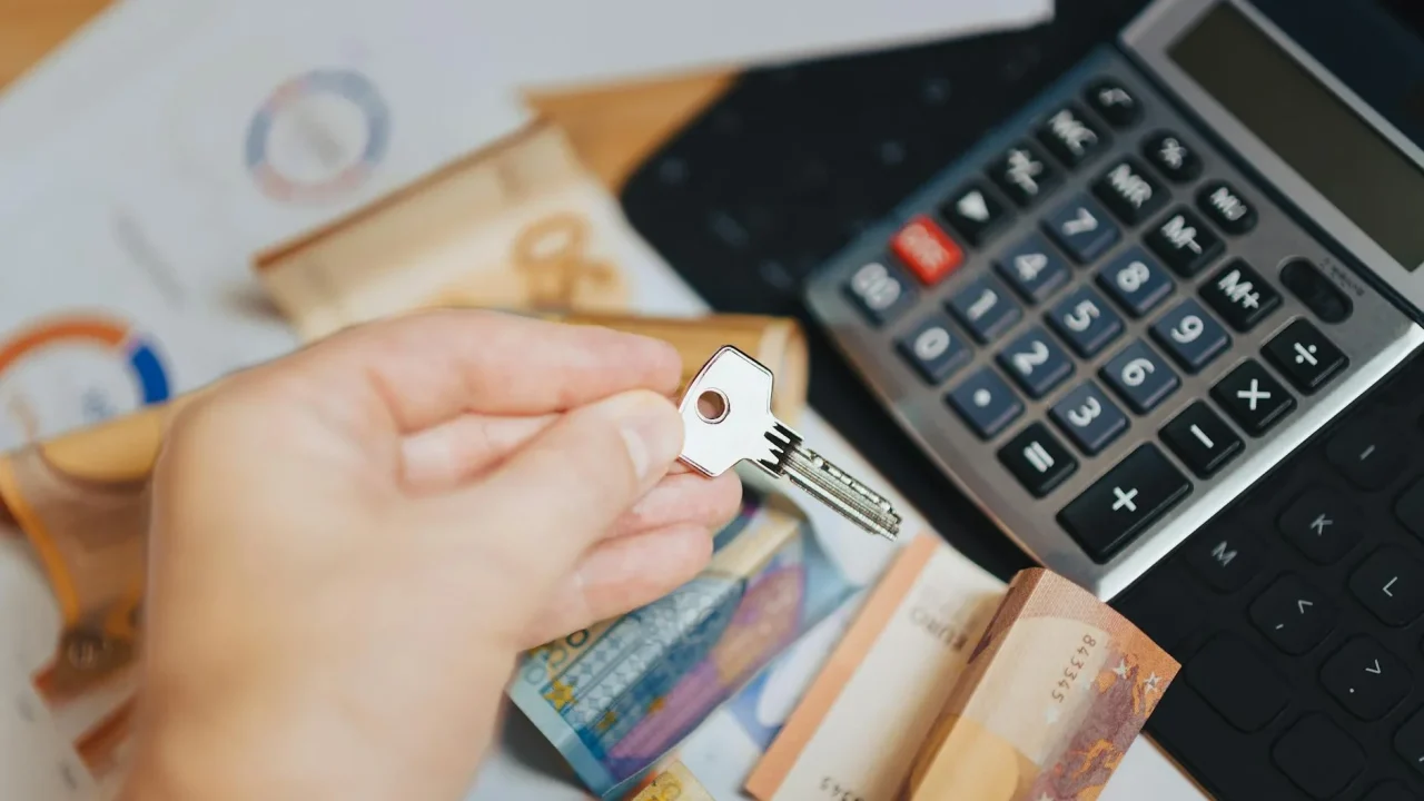 Money Exchange Apartment Key